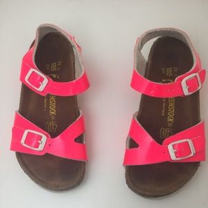 Super cute pink Birkenstock’s sandals